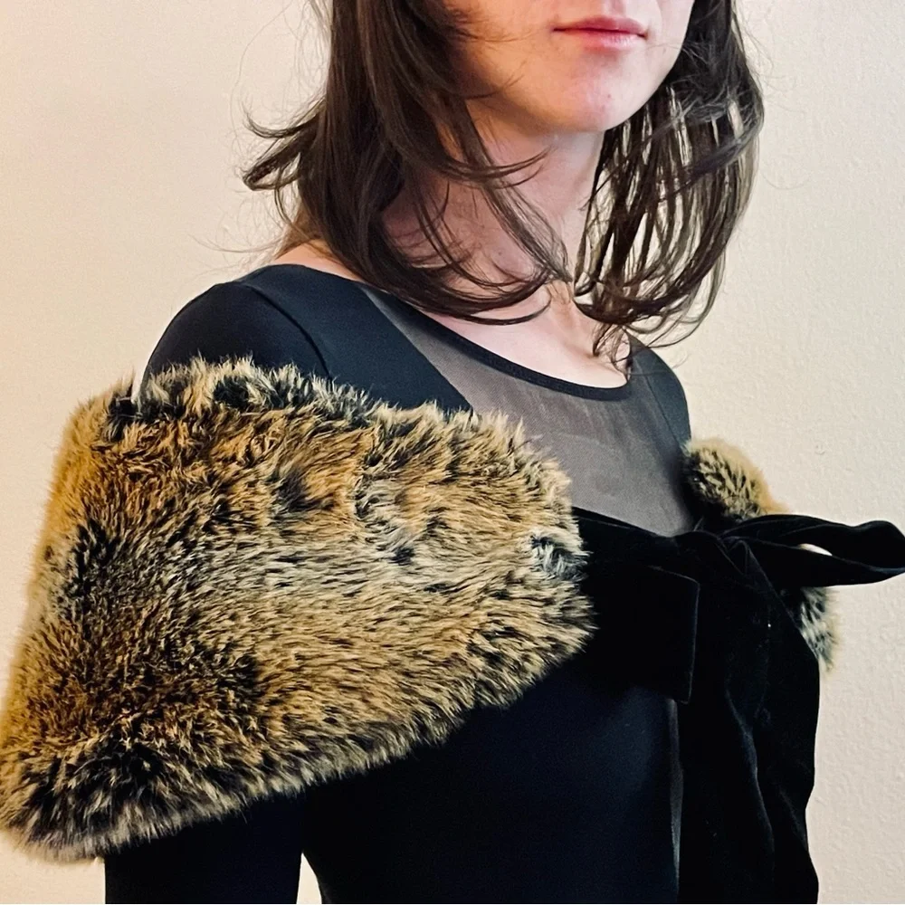 🖤CUE Faux Fur Collar with Black Velvet Bow Tie🖤